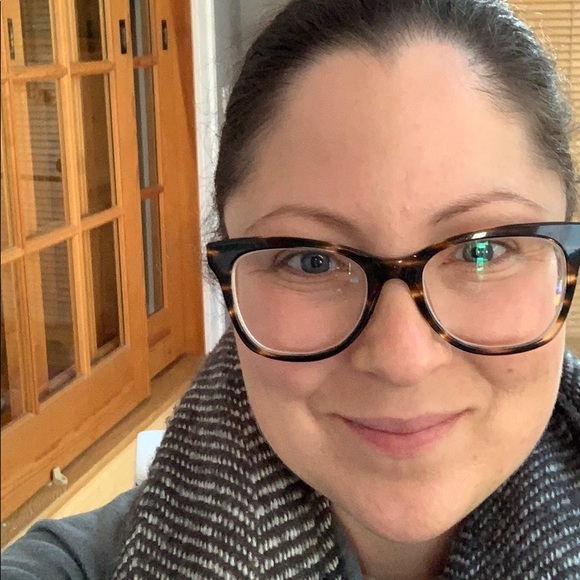 Meet your Posher, Claudia - Picture 1 of 1